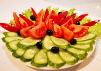 Овощная тарелка (перец, помидоры, огурец, зелень)